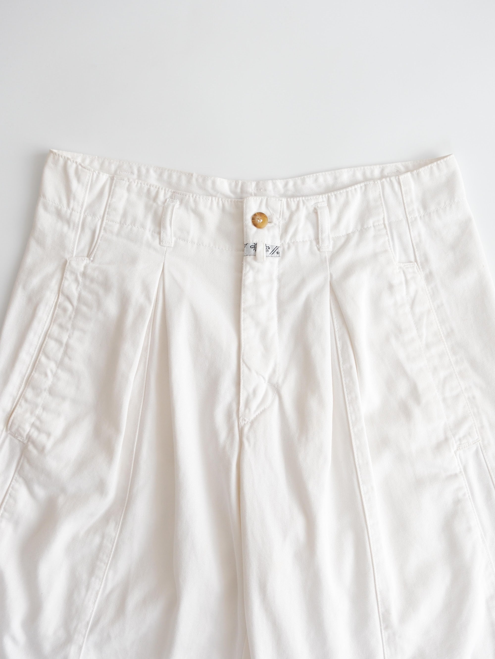 2000s MFG WHITE SHORTS