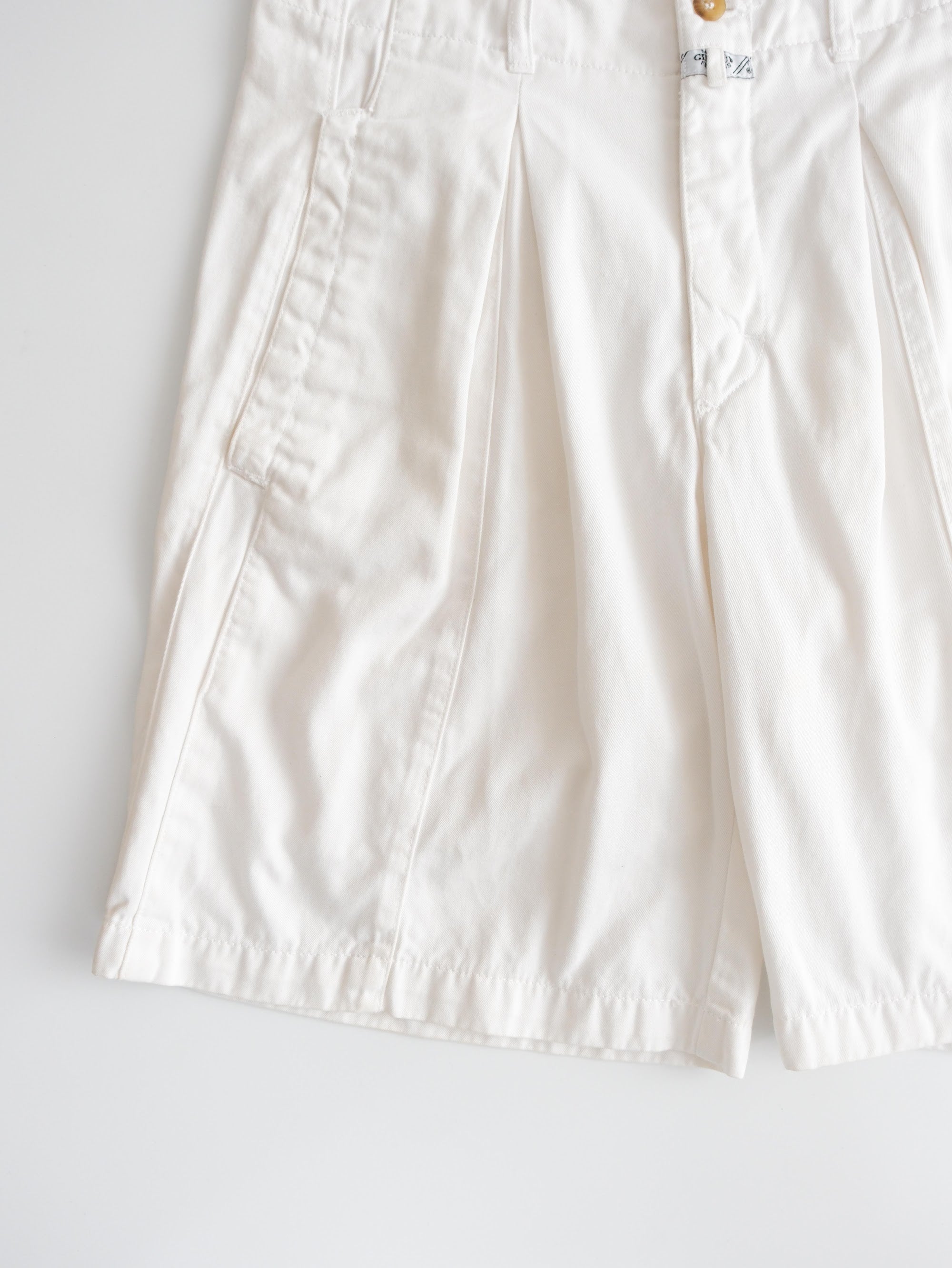 2000s MFG WHITE SHORTS
