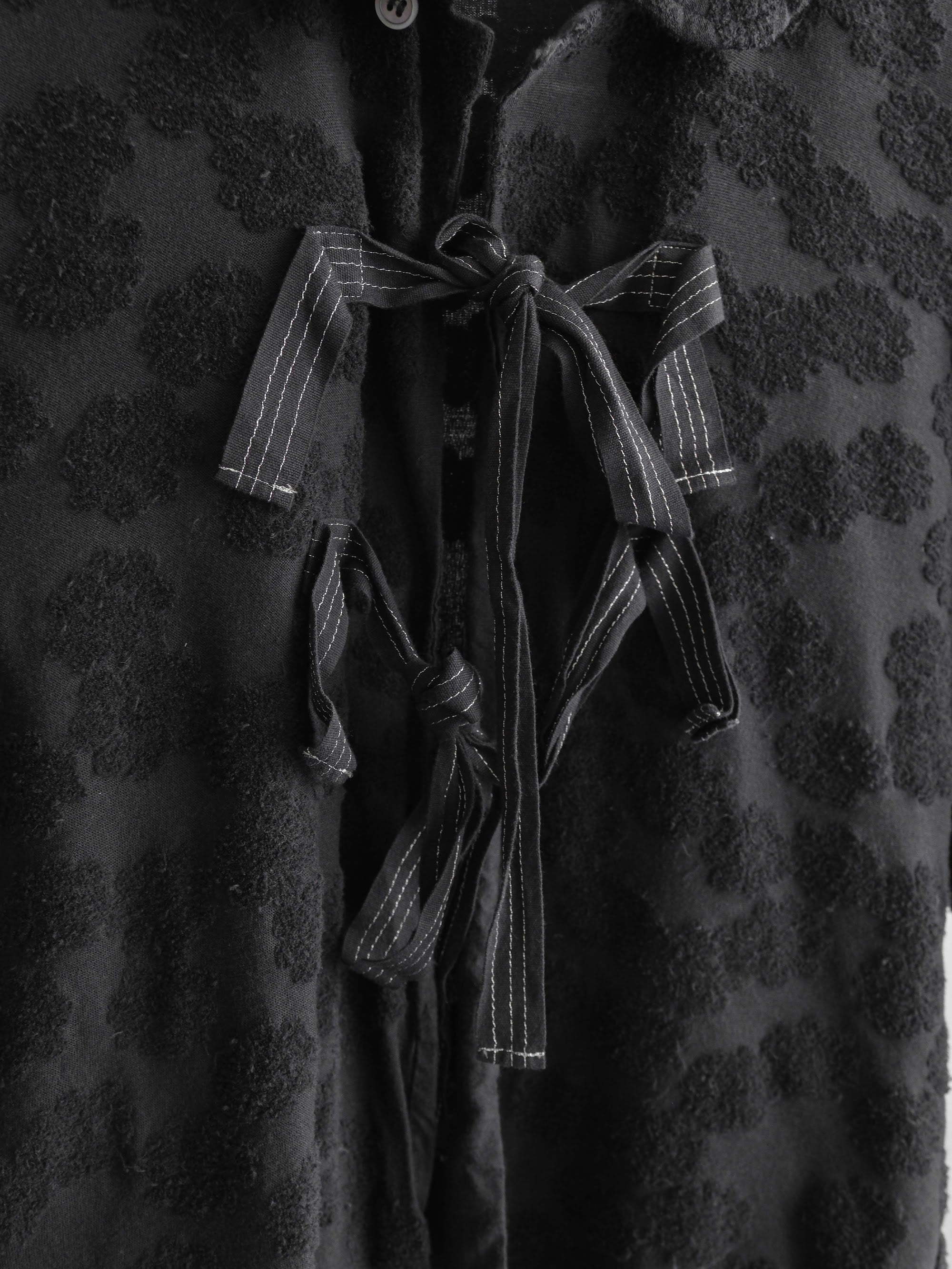 AD2007 CDG FLORAL BLACK TRICOT/ TIE CLOSURE LS SHIRT