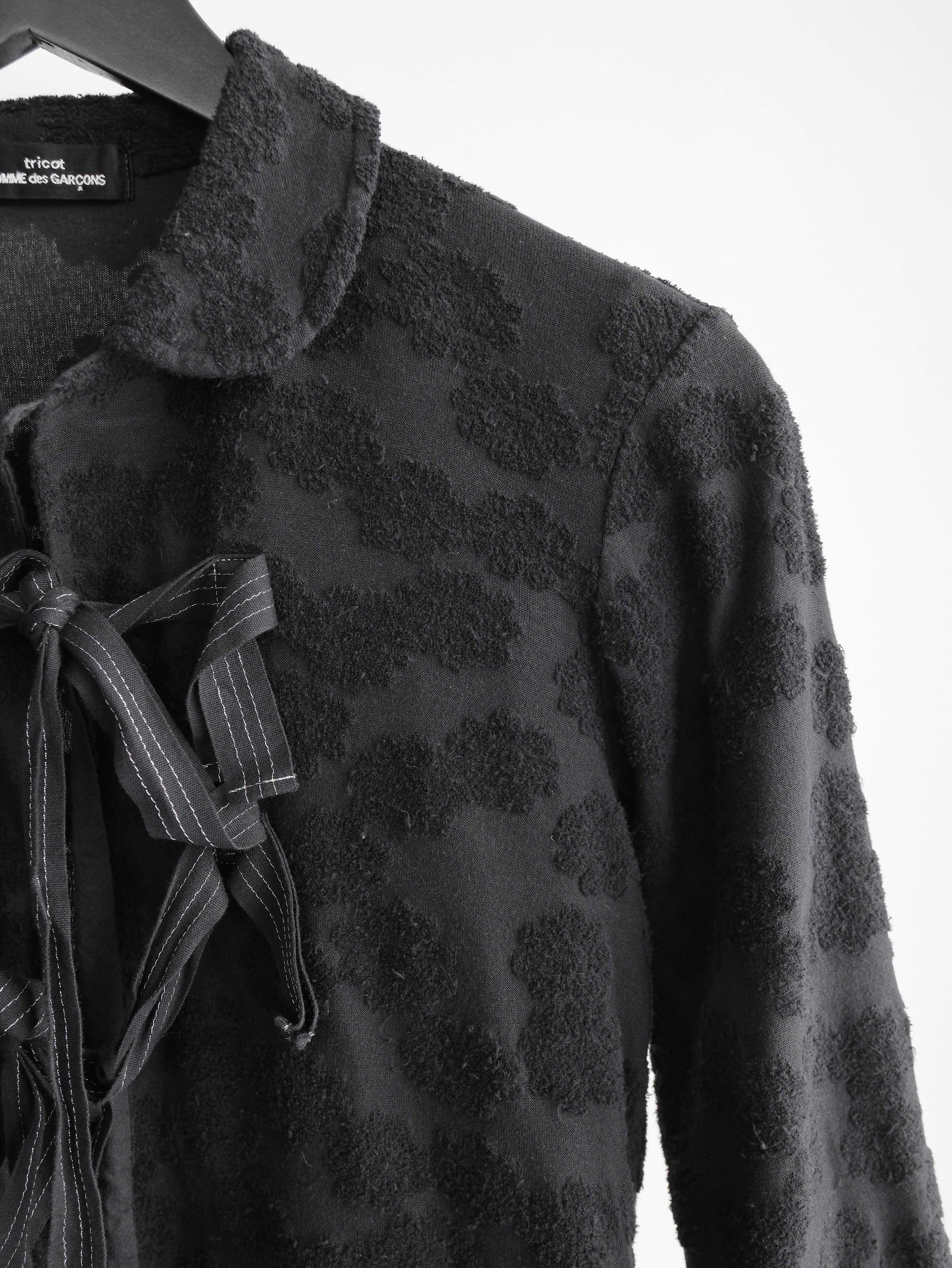 AD2007 CDG FLORAL BLACK TRICOT/ TIE CLOSURE LS SHIRT