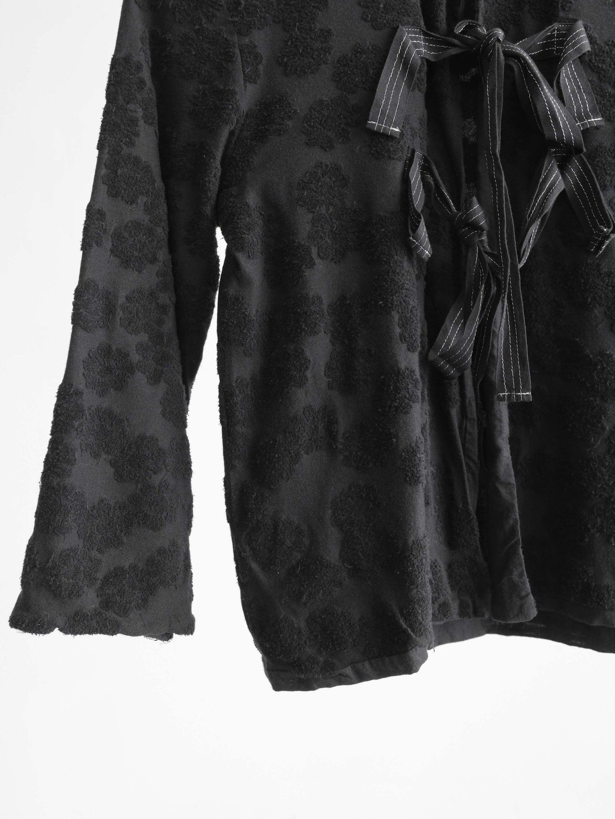 AD2007 CDG FLORAL BLACK TRICOT/ TIE CLOSURE LS SHIRT