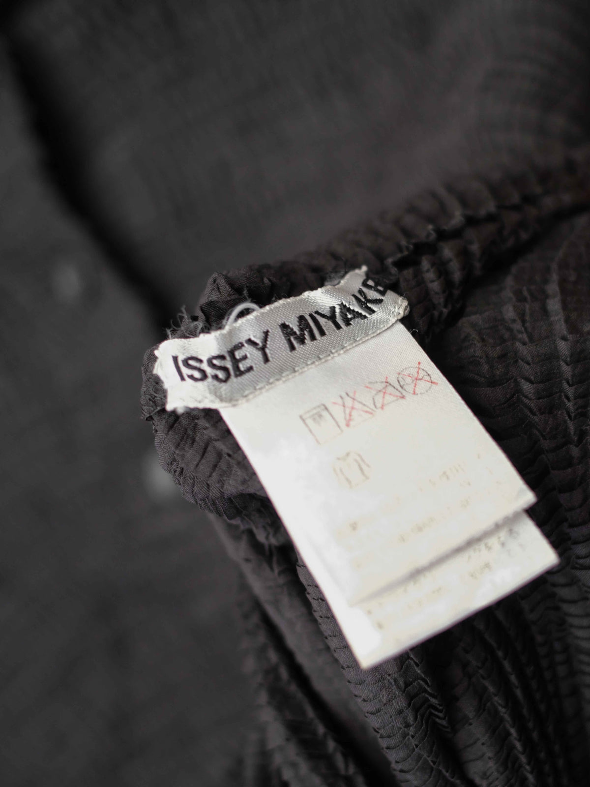 AW1998 ISSEY MIYAKE CRUSHED PLEATS BLACK MAILINE LS SHIRT