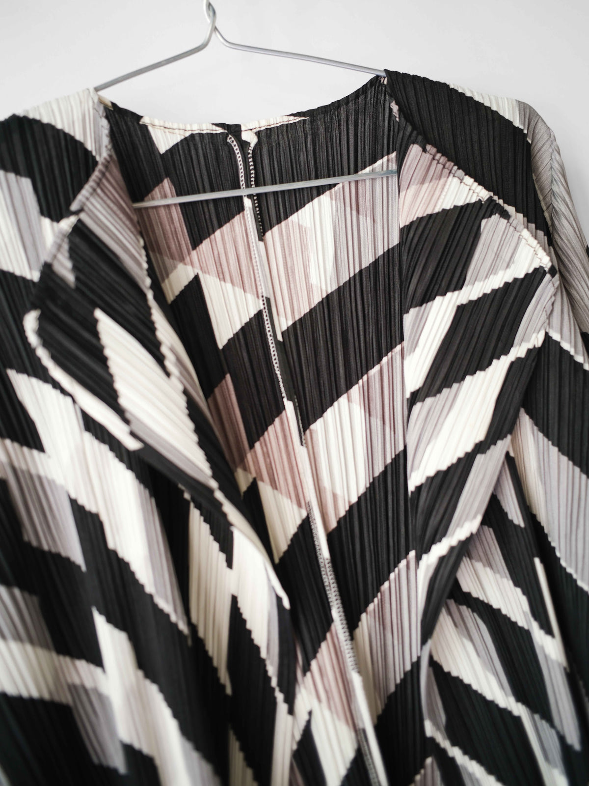 AW2003 ISSEY MIYAKE PLEATSPLEASE PLEATED WHITE GEOMETRIC LS SHIRT