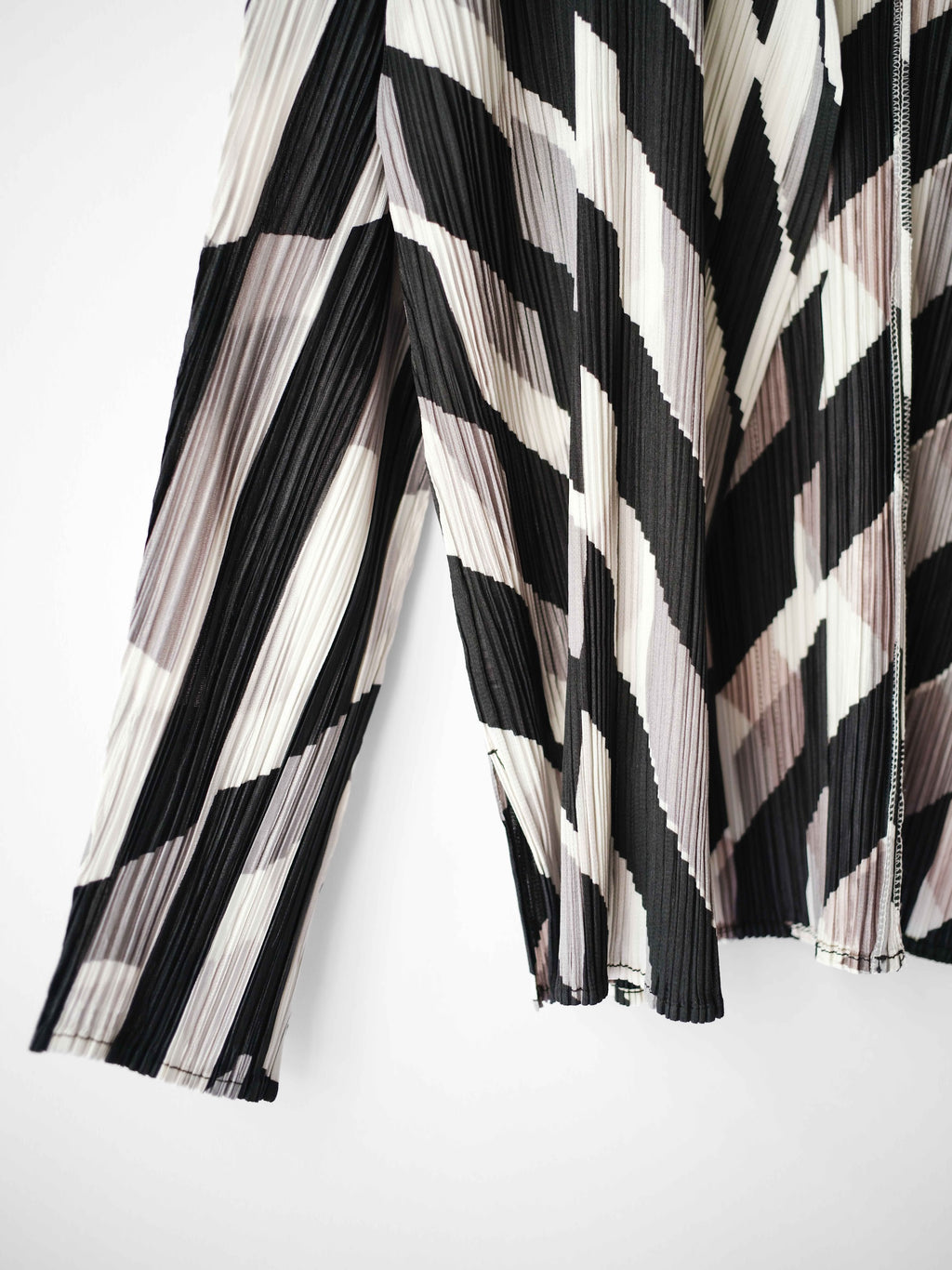 AW2003 ISSEY MIYAKE PLEATSPLEASE PLEATED WHITE GEOMETRIC LS SHIRT