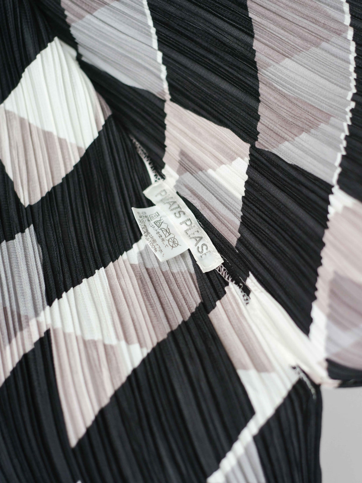 AW2003 ISSEY MIYAKE PLEATSPLEASE PLEATED WHITE GEOMETRIC LS SHIRT