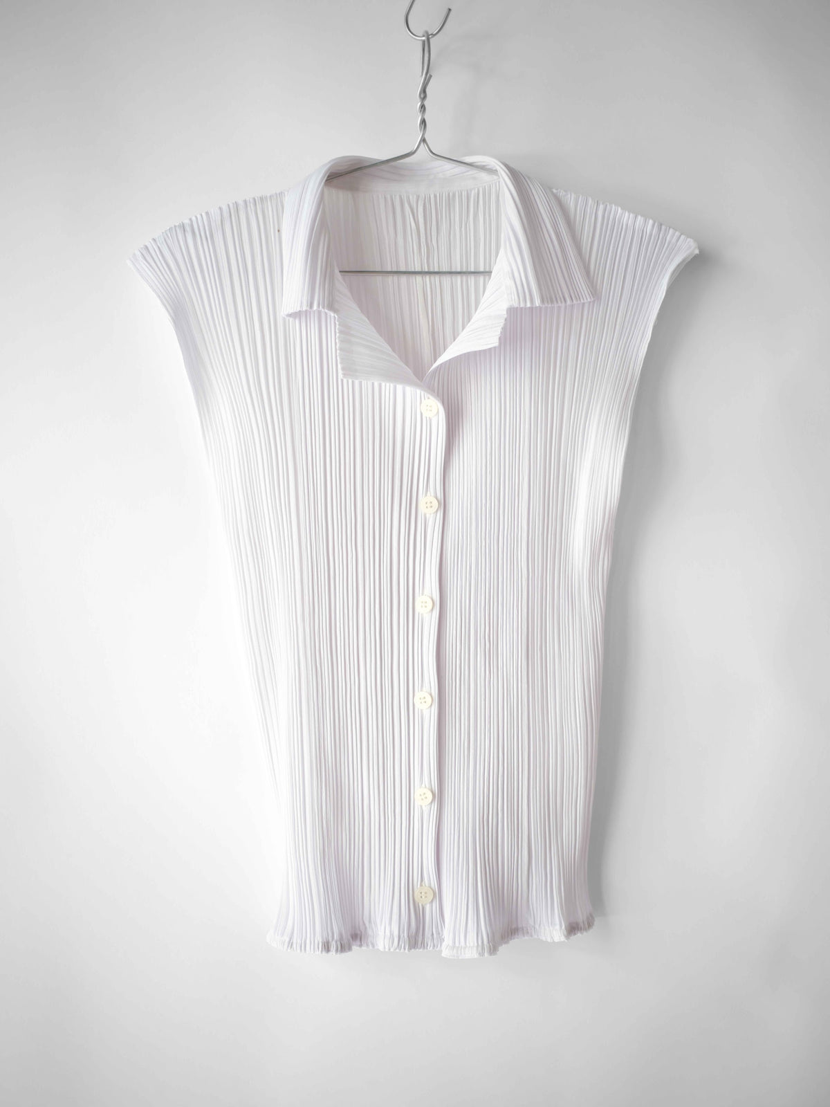 AW2003 ISSEY MIYAKE PLEATSPLEASE PLEATED WHITE SLEEVELESS SS SHIRT