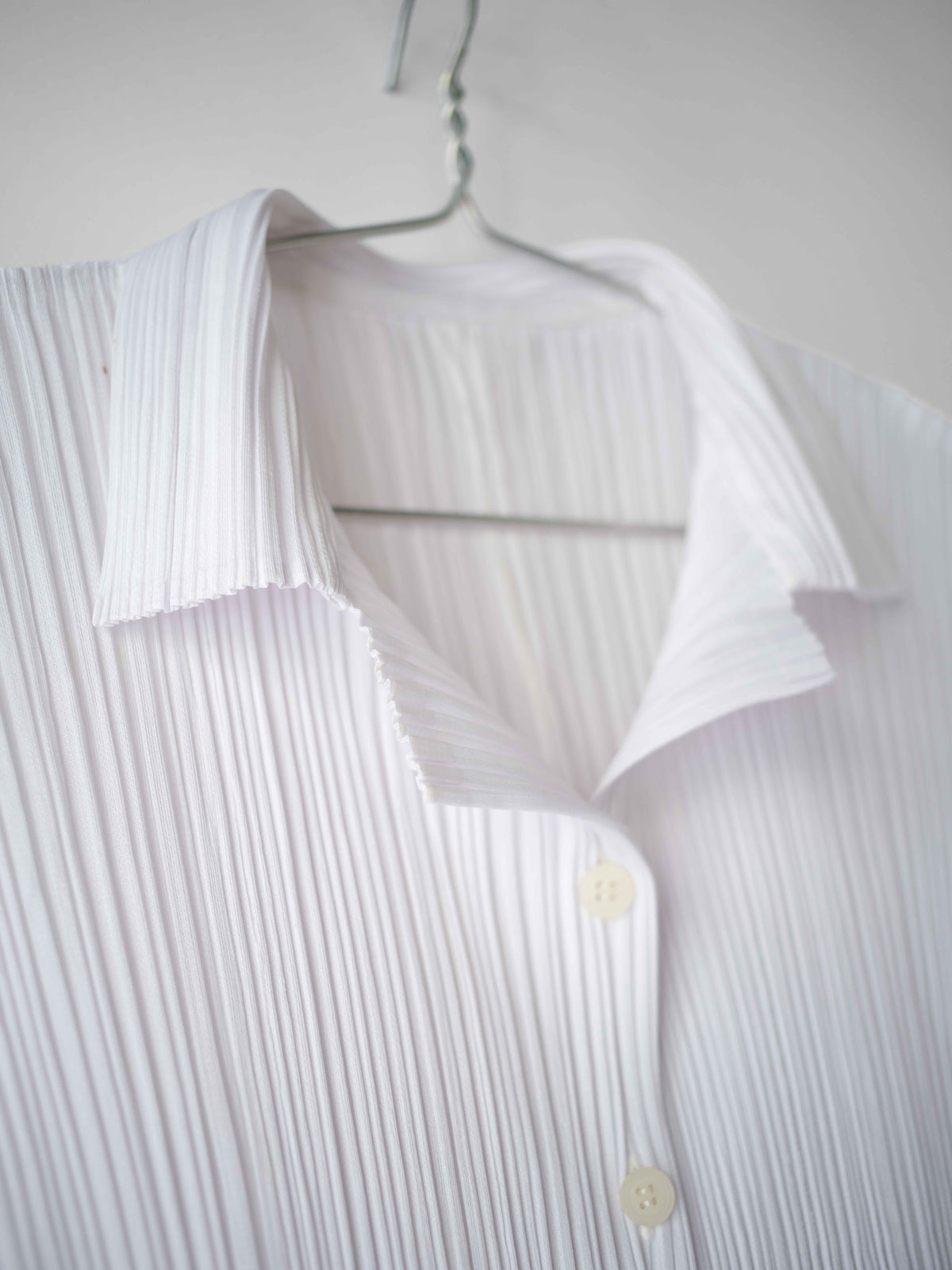 AW2003 ISSEY MIYAKE PLEATSPLEASE PLEATED WHITE SLEEVELESS SS SHIRT