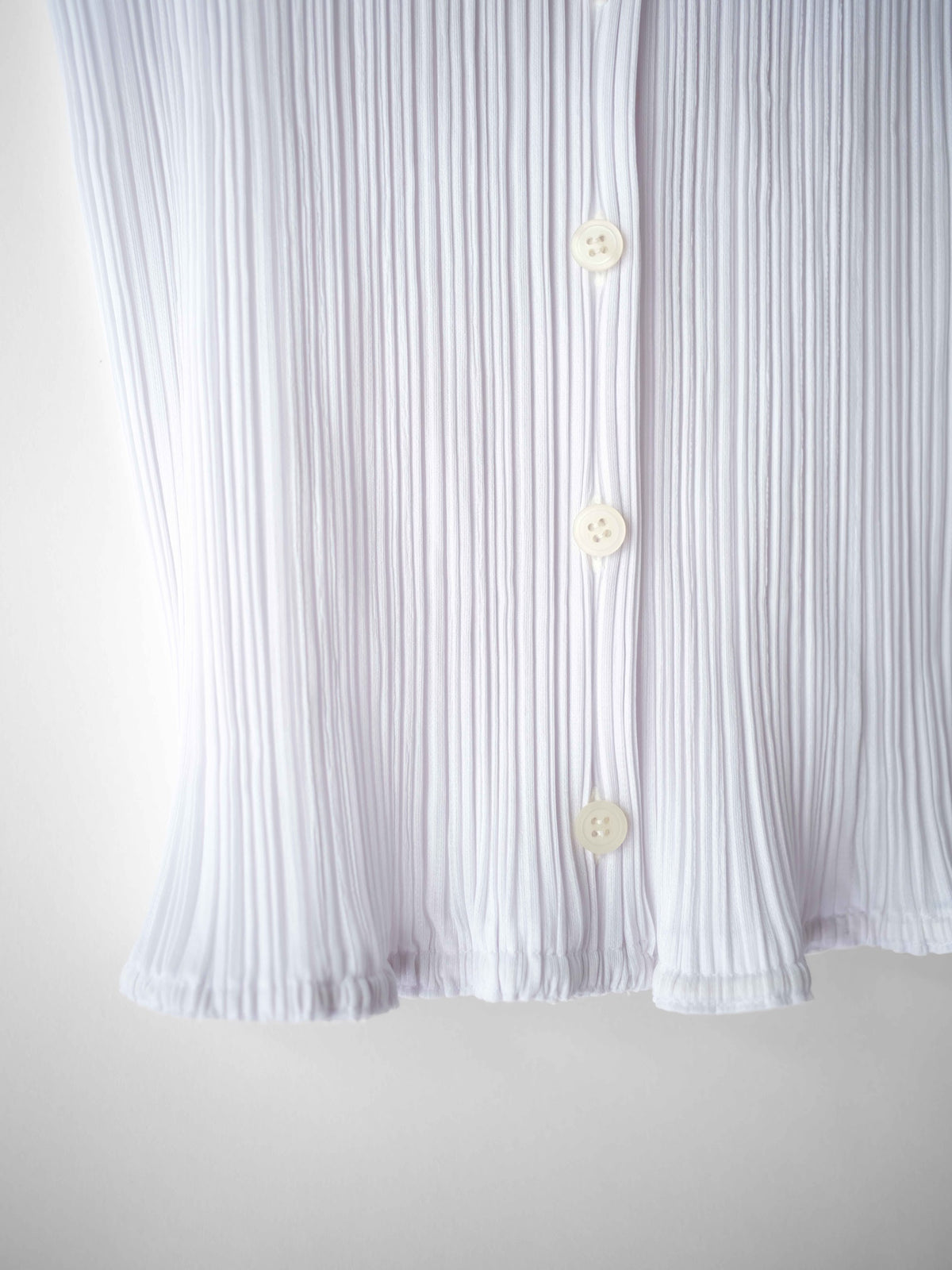 AW2003 ISSEY MIYAKE PLEATSPLEASE PLEATED WHITE SLEEVELESS SS SHIRT