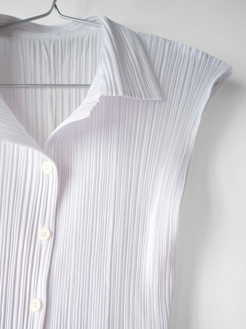 AW2003 ISSEY MIYAKE PLEATSPLEASE PLEATED WHITE SLEEVELESS SS SHIRT