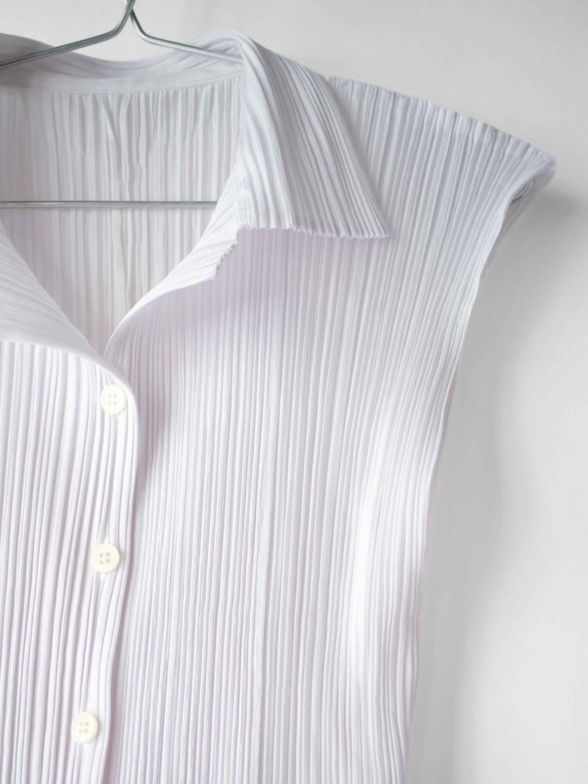 AW2003 ISSEY MIYAKE PLEATSPLEASE PLEATED WHITE SLEEVELESS SS SHIRT