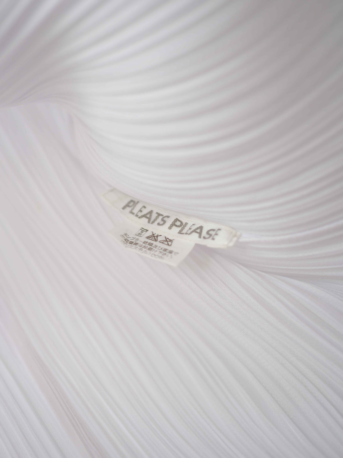 AW2003 ISSEY MIYAKE PLEATSPLEASE PLEATED WHITE SLEEVELESS SS SHIRT