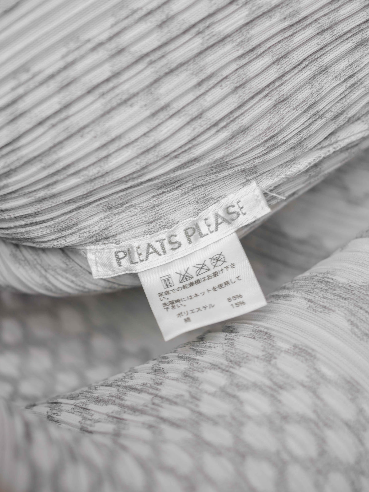 AW2017 ISSEY MIYAKE PLEATSPLEASE PLEATED GREY ABSTRACT PRINT DRESS
