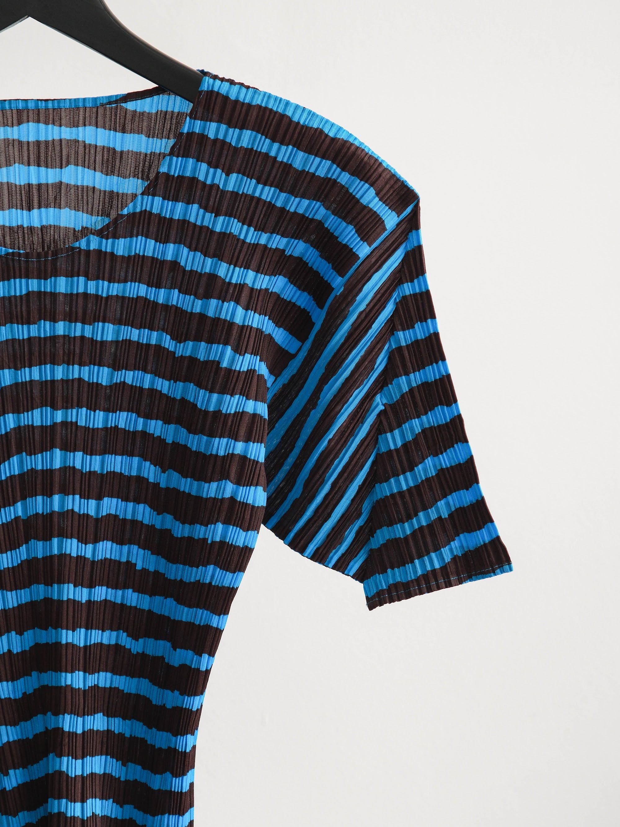 ISSEY MIYAKE PLEATS BROWN "PLEATSPLEASE" BLUE STRIPES T-SHIRT