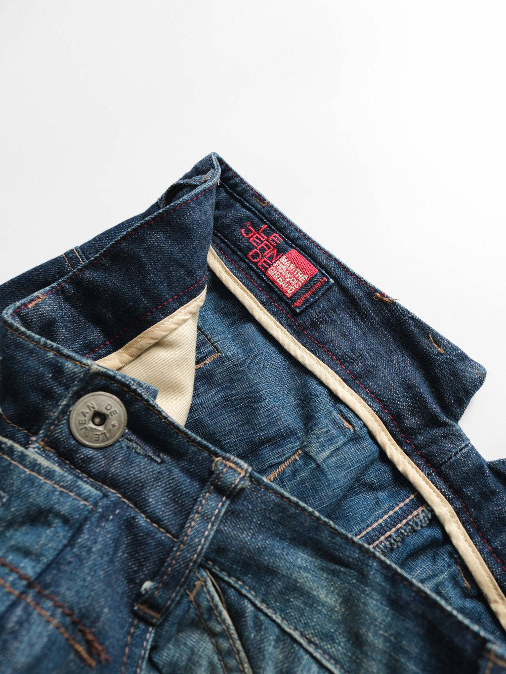 MFG EMBROIDERED LE JEAN DE JEANS
