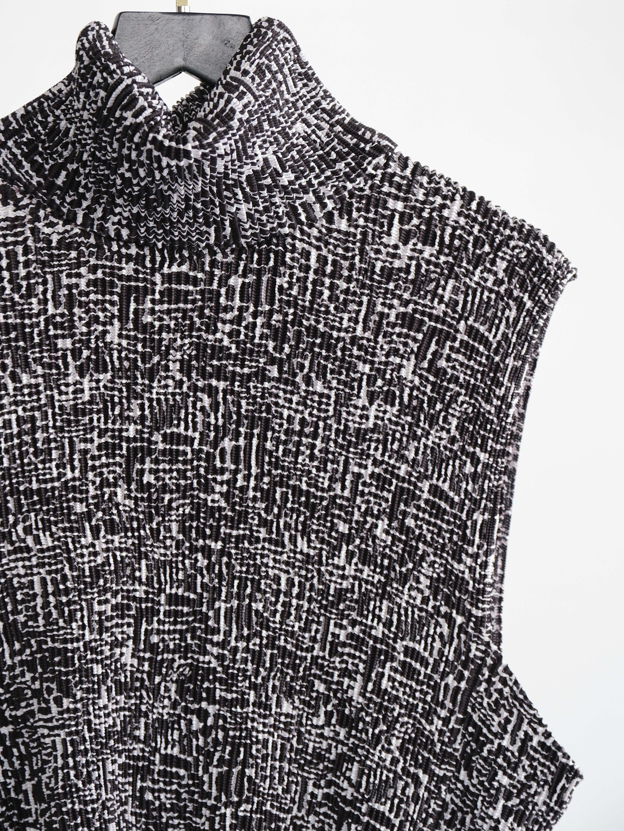 SPECCHIO CRUSHED PLEATS BLACK ZEBRA/ HIGH NECK TANK TOP