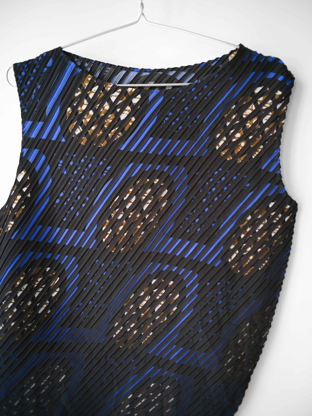 SS2007 ISSEY MIYAKE PLEATED BLACK MAINLINE ABSTRACT PRINT TANK TOP