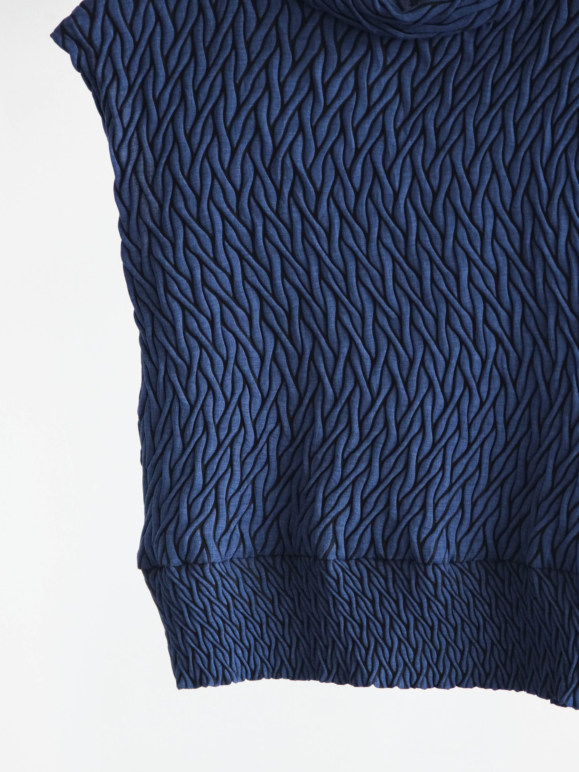 SS2010 ISSEY MIYAKE PLEATS NAVY "MAIN LINE" 3D WRINKLE TEXTURED TANK TOP
