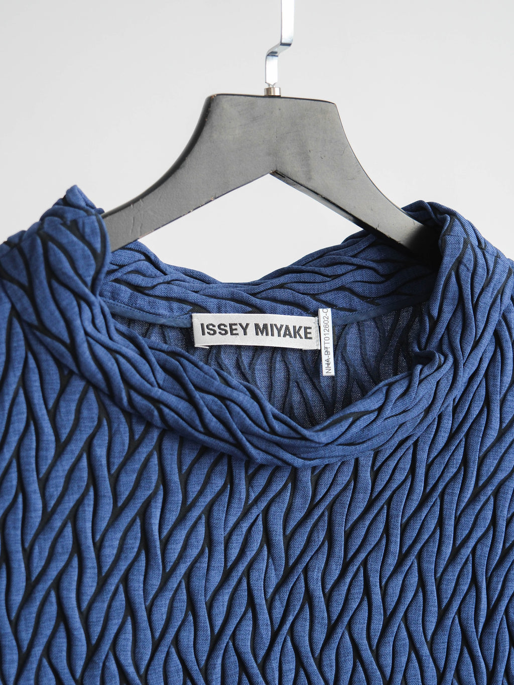 SS2010 ISSEY MIYAKE PLEATS NAVY "MAIN LINE" 3D WRINKLE TEXTURED TANK TOP