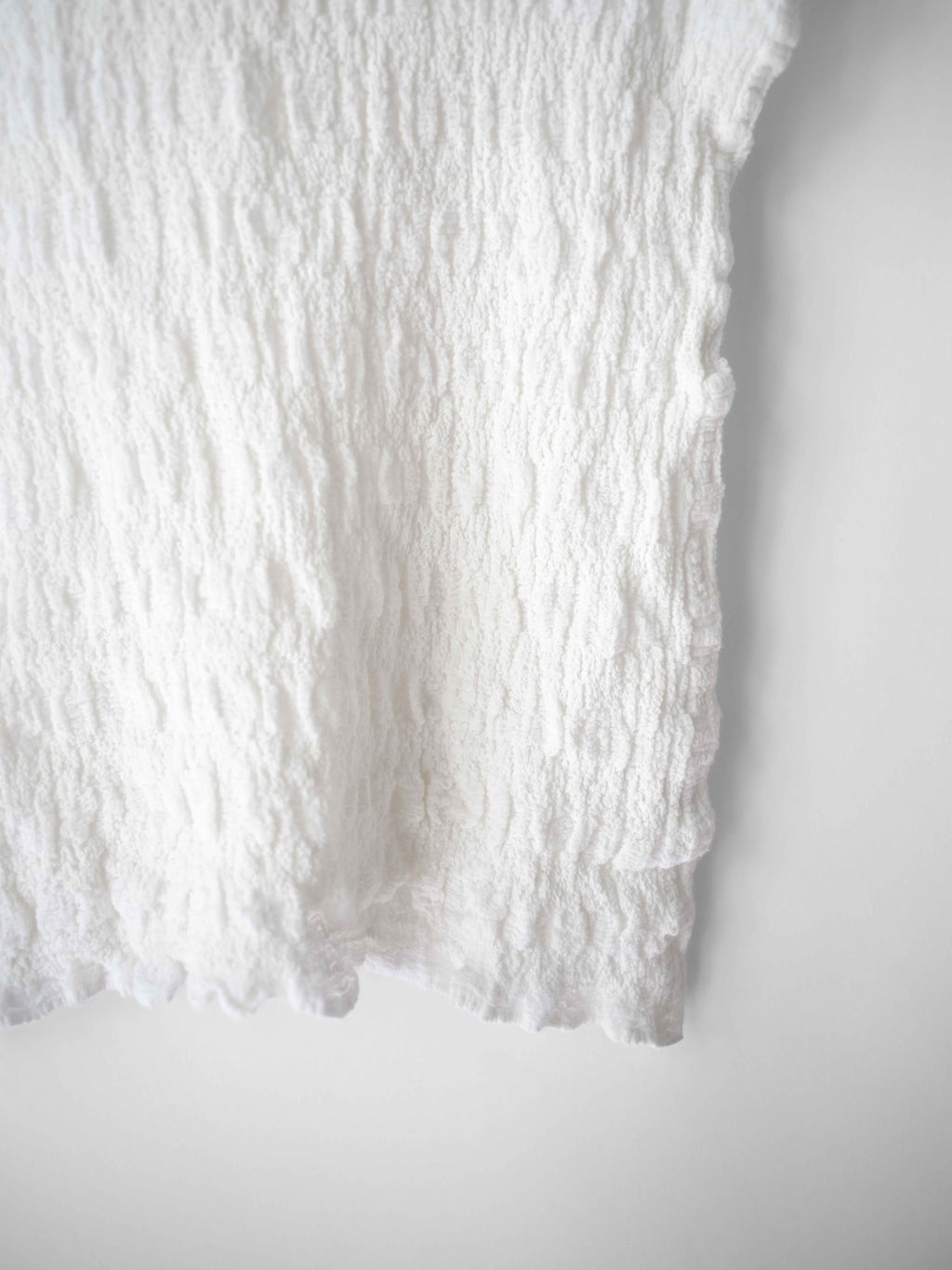 SS2013 ISSEY MIYAKE ME CRUSHED PLEATS WHITE V-NECK T-SHIRT