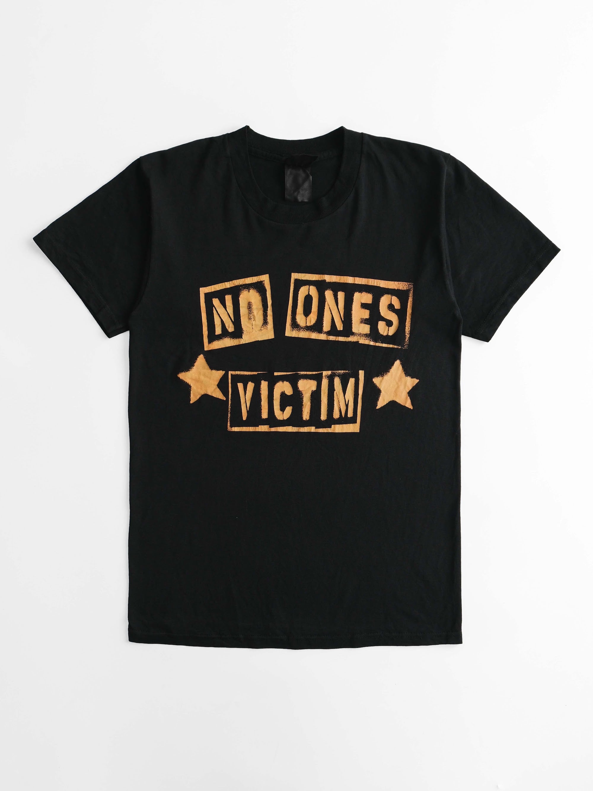 VINTAGE NAVY NO ONES VICTIM T-SHIRT