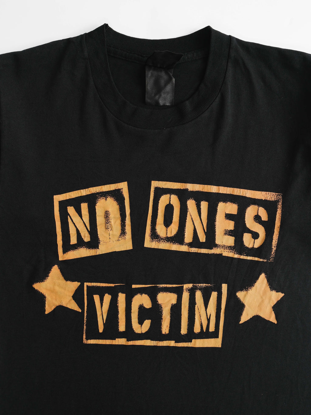 VINTAGE NAVY NO ONES VICTIM T-SHIRT
