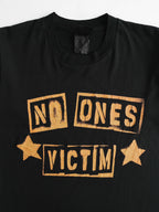 VINTAGE NAVY NO ONES VICTIM T-SHIRT