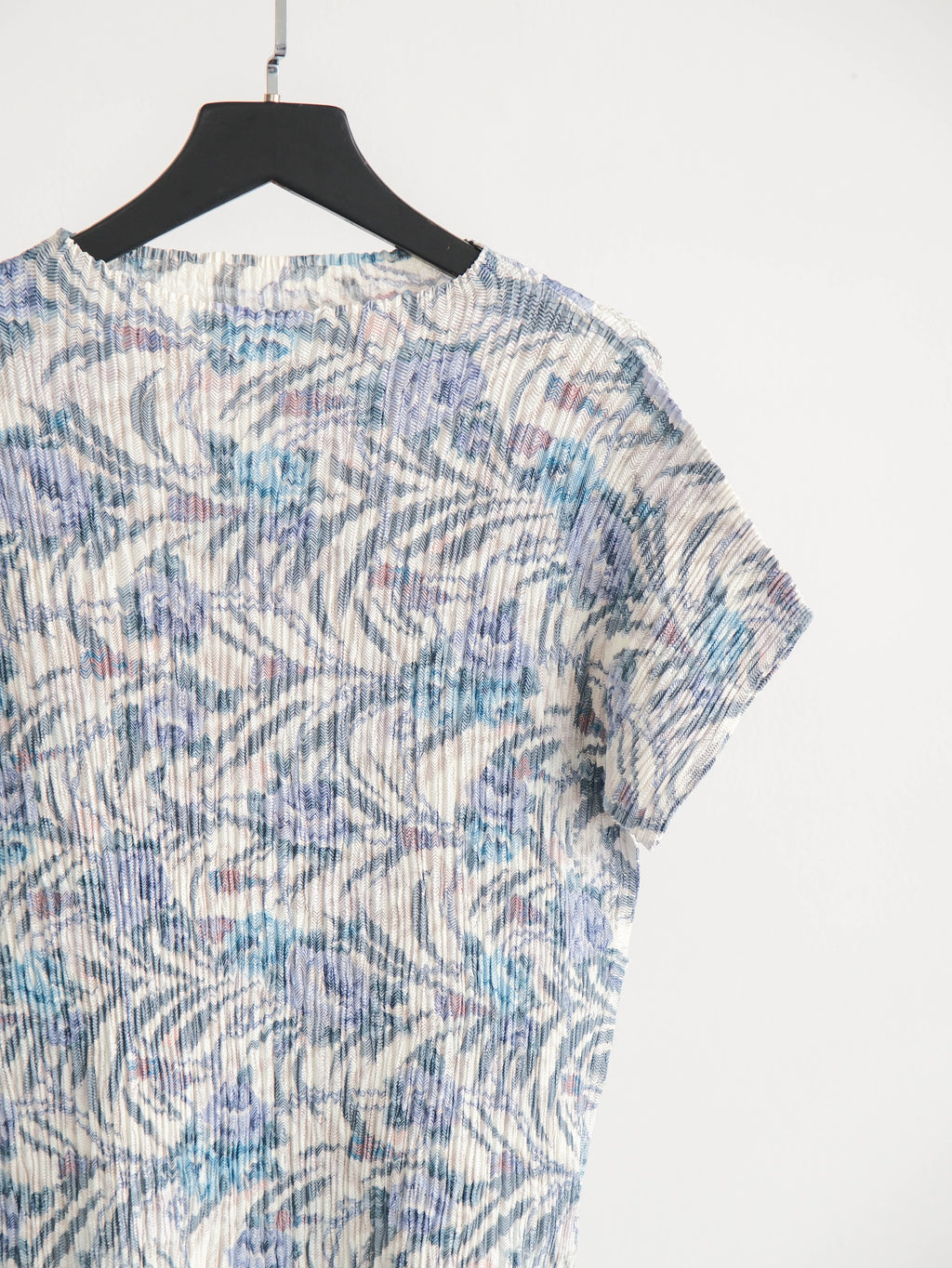 VINTAGE PLEATS BLUE VINVERT/ FLORAL/ HIGH NECK T-SHIRT