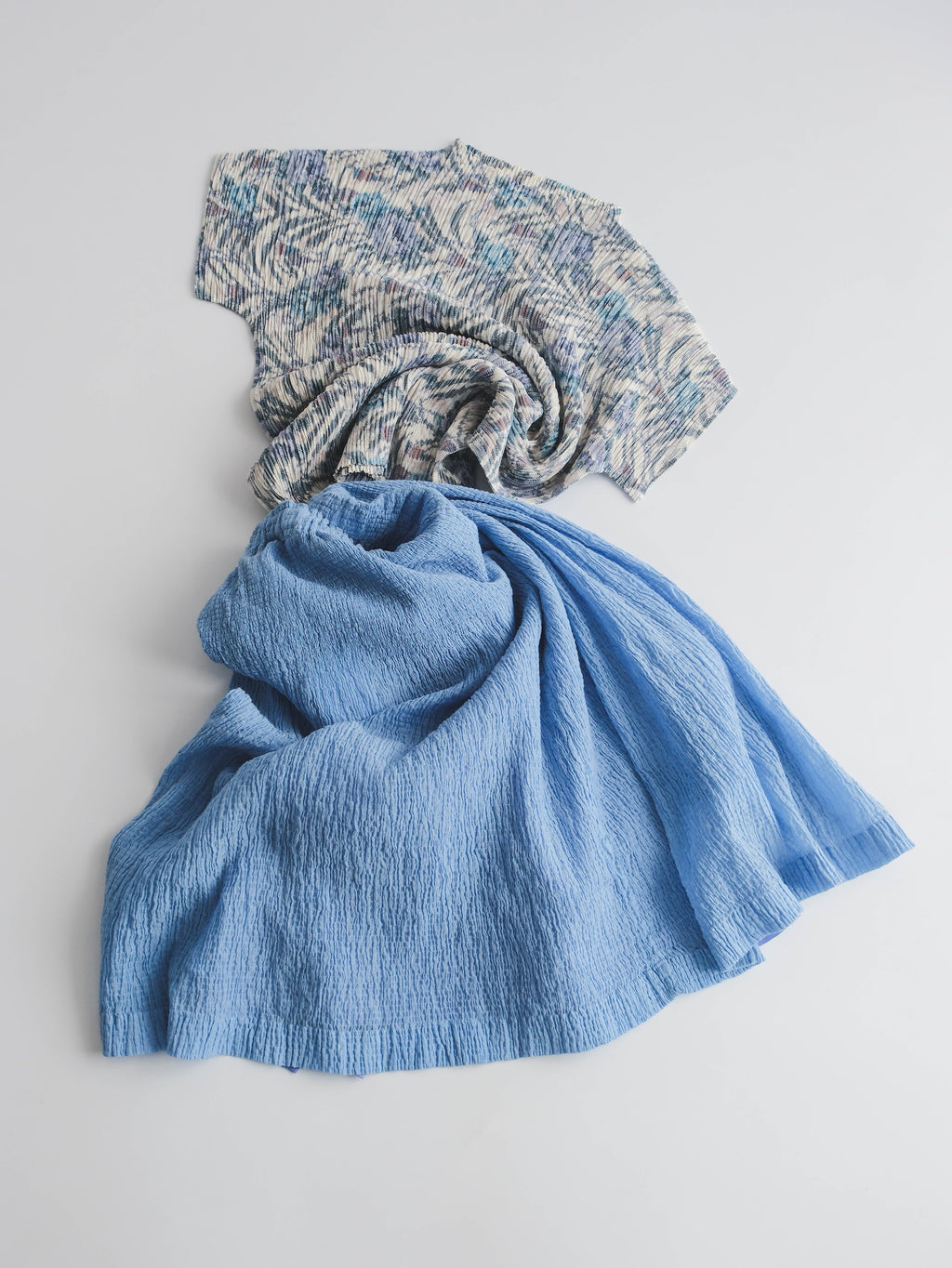 VINTAGE PLEATS BLUE VINVERT/ FLORAL/ HIGH NECK T-SHIRT