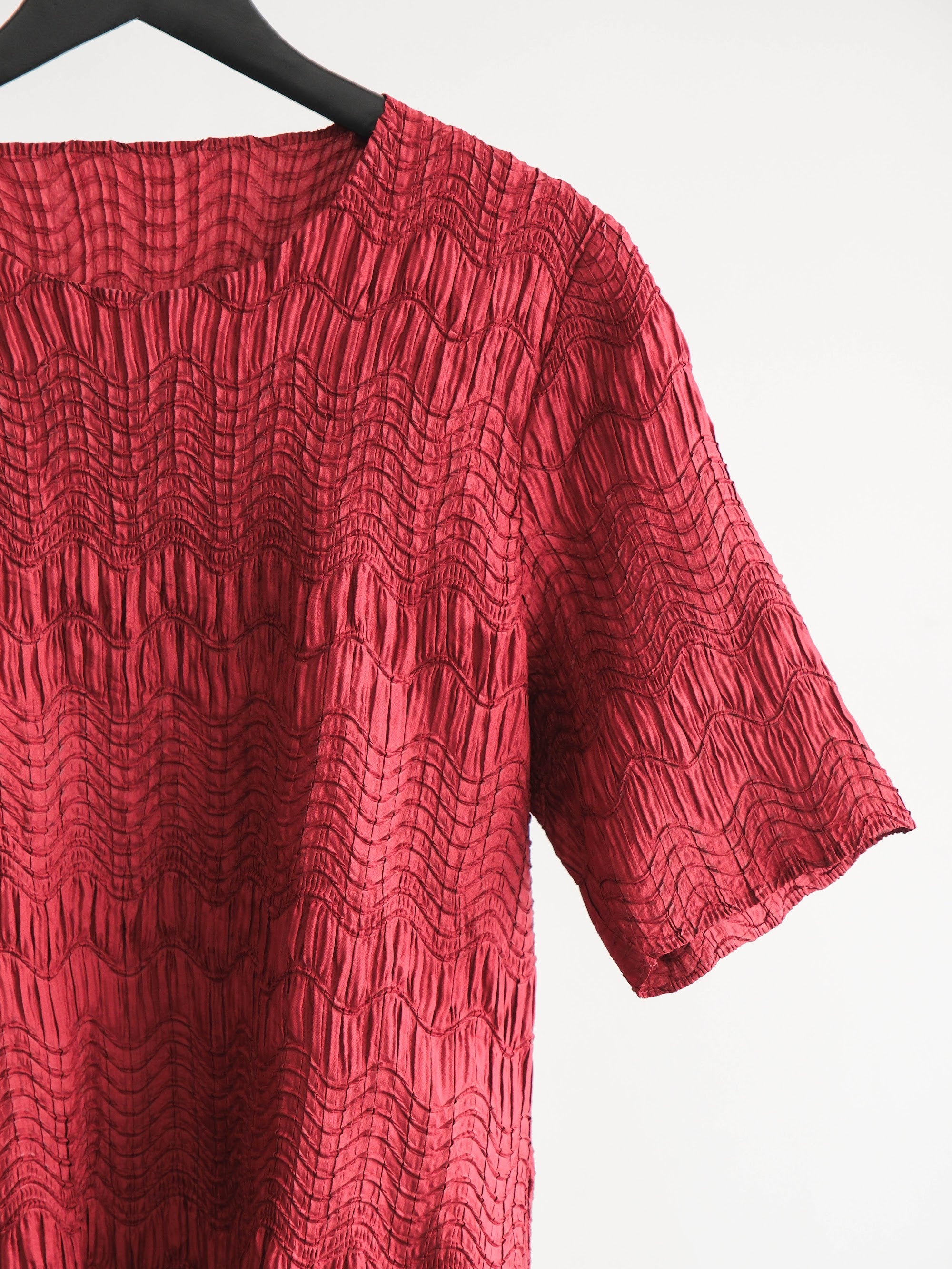 VINTAGE PLEATS RED NICCOLE T-SHIRT