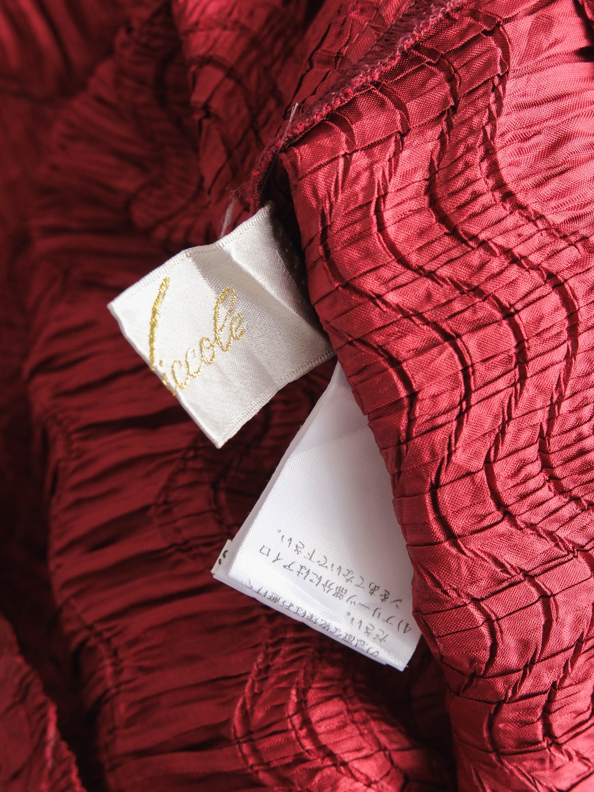 VINTAGE PLEATS RED NICCOLE T-SHIRT