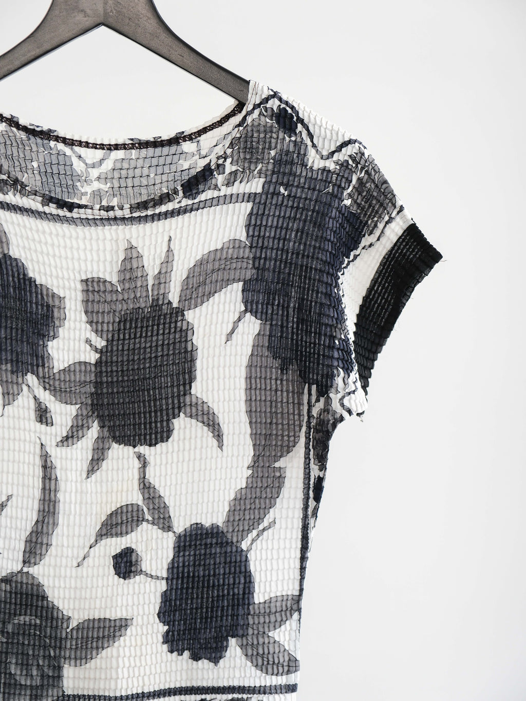 VINTAGE PLEATS WHITE "JANEL JUDE" GRAPHIC T-SHIRT